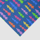 Farbenfrohe Weihnachtsbäume auf blau Seidenpapier (Detail)