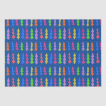 Farbenfrohe Weihnachtsbäume auf blau