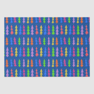 Farbenfrohe Weihnachtsbäume auf blau Seidenpapier