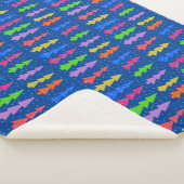 Farbenfrohe Weihnachtsbäume auf blau Sherpadecke (3/4)