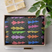 Farbenfrohe Weihnachtsbäume auf schwarz Seidenpapier (Geschenk)