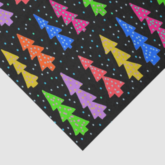 Farbenfrohe Weihnachtsbäume auf schwarz Seidenpapier (Ausschnitt)