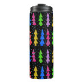 Farbenfrohe Weihnachtsbäume auf schwarz Thermosbecher (Vorderseite)