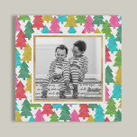 Farbenfrohe Weihnachtsbäume Foto Imitate Leinwand<br><div class="desc">Mit diesem lustigen Foto-Print,  das sich in einem farbenprächtigen Gewebeschleppchen mit Weihnachtsbäumen und einem vergoldeten Rahmen aus Imitaten abbildet,  verleihen Sie Ihren Feiertagsfeiern ein wenig Spaß und Fröhlichkeit.</div>