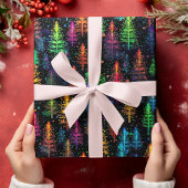 Farbenfrohe Weihnachtsbaumglühen im Dunkelwald Geschenkpapier