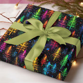 Farbenfrohe Weihnachtsbaumglühen im Dunkelwald Geschenkpapier