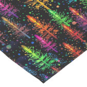 Farbenfrohe Weihnachtsbaumglühen im Dunkelwald Großer Tischläufer (Ecke)