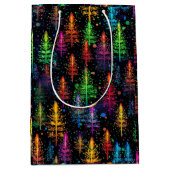 Farbenfrohe Weihnachtsbaumglühen im Dunkelwald Mittlere Geschenktüte (Vorderseite)