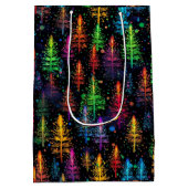 Farbenfrohe Weihnachtsbaumglühen im Dunkelwald Mittlere Geschenktüte (Rückseite)