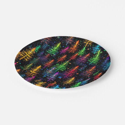 Farbenfrohe Weihnachtsbaumglühen im Dunkelwald Pappteller (Schrägansicht)