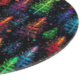 Farbenfrohe Weihnachtsbaumglühen im Dunkelwald Schneidebrett (Ecke)