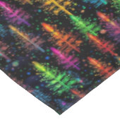 Farbenfrohe Weihnachtsbaumglühen im Dunkelwald Tischdecke (Schrägansicht)