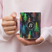 Farbenfrohe Weihnachtsbaumglühen im Dunkelwald Zweifarbige Tasse