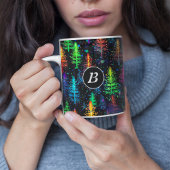 Farbenfrohe Weihnachtsbaumglühen im Dunkelwald Zweifarbige Tasse