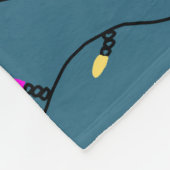 Farbenfrohe Weihnachtsbeleuchtung auf blau Fleecedecke (Ecke)