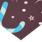 Farbenfrohe Weihnachtscaninen mit Schneeflocken Tischdecke (Schrägansicht)