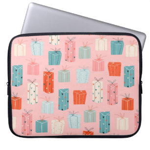 Farbenfrohe Weihnachtsgeschenke auf einem rosa Hin Laptopschutzhülle