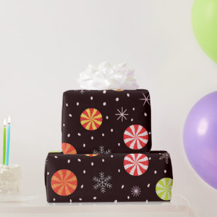 Farbenfrohe Weihnachtskuchen mit Schneeflocke Geschenkpapier