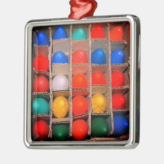 Farbenfrohe Weihnachtsleuchten in einer Schachtel Ornament Aus Metall (Links)