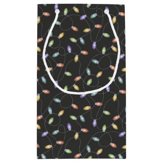 Farbenfrohe Weihnachtslichter auf schwarzem Gewand Kleine Geschenktüte (Rückseite)