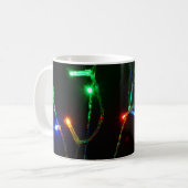 Farbenfrohe Weihnachtslichter Kaffeetasse (Vorderseite Links)