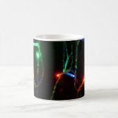 Farbenfrohe Weihnachtslichter Kaffeetasse (Mittel)