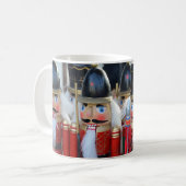 Farbenfrohe Weihnachtsmänner Kaffeetasse (Vorderseite Links)