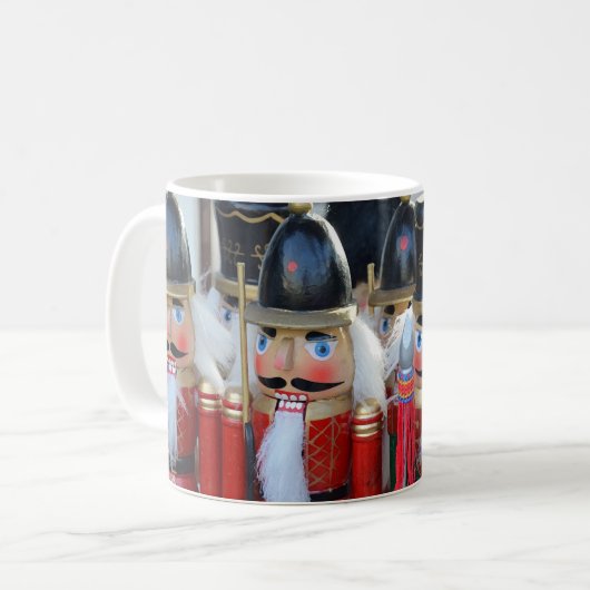 Farbenfrohe Weihnachtsmänner Kaffeetasse (Vorderseite Links)