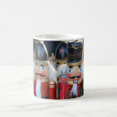 Farbenfrohe Weihnachtsmänner Kaffeetasse (Mittel)