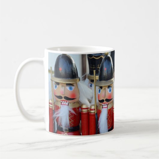 Farbenfrohe Weihnachtsmänner Kaffeetasse (Links)