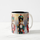 Farbenfrohe Weihnachtsmänner Zweifarbige Tasse (VorderseiteRechts)