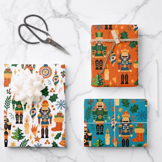 Farbenfrohe Weihnachtsmuster mit Nutcrackern Geschenkpapier Set (Vorderseite)