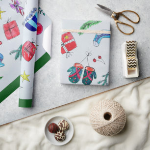 Farbenfrohe Weihnachtsobjekte auf der Seite verstr Geschenkpapier