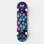 Farbenfrohe Weihnachtsschmuck Mit Monogramm Skateboard (Vorderseite)