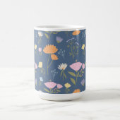 Farbenfrohe Wiese auf Blau Kaffeetasse (Mittel)