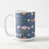 Farbenfrohe Wiese auf Blau Kaffeetasse (Links)