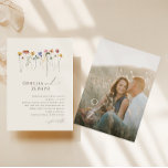 Farbenfrohe Wildblume Beige Monogram Foto Hochzeit<br><div class="desc">Diese farbenfrohe Wildblume beige monogramm Foto Hochzeitseinladung ist perfekt für Ihre einfache, whimsical boho Regenbogen Sommer Hochzeit. Die hellen, zauberhaften Rosa-, Gelb-, Orange- und Goldfloralen verleihen diesem Produkt das Gefühl eines minimalistisch eleganten Vintagen Hippie-Frühlingsgartens. Das moderne Design ist künstlerisch und zart und zeigt eine klassische erdige Wiese in Aquarell. Egal...</div>