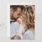 Farbenfrohe Wildblume Beige Monogram Foto Hochzeit Einladung (Rückseite)