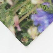 Farbenfrohe Wildblume Wiese, lebendiges Muster. Fleecedecke (Ecke)