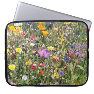 Farbenfrohe Wildblume Wiese, lebendiges Muster. Laptopschutzhülle