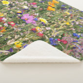 Farbenfrohe Wildblume Wiese, lebendiges Muster. Sherpadecke (3/4)