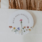 Farbenfrohe Wildblume Wild und ein kräftiger Gebur Button