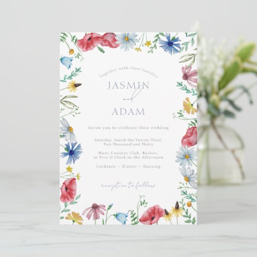 Farbenfrohe Wildblumen Red Blue Monogram Wedding Einladung (Stehend Vorderseite)