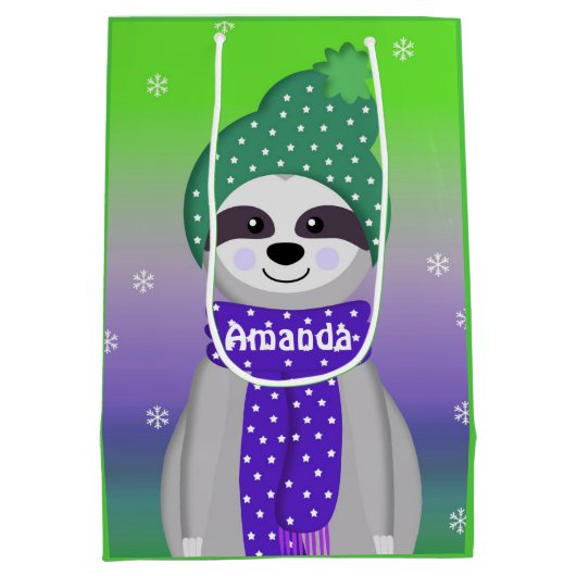 Farbenfrohe Winter Sloth Design Mittlere Geschenkt Mittlere Geschenktüte (Rückseite)