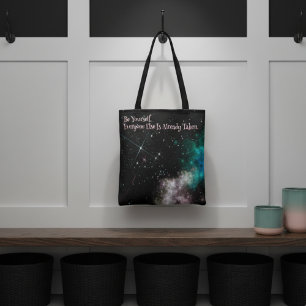 Farbenfrohe Wolkenstränge in Weltraumtypografie Tasche
