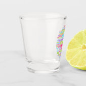 Farbenfrohe Wortkunst jubelt in vielen Sprachen Schnapsglas (Links)