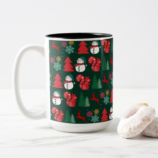 Farbenfrohe Xmas Vibes Pattern Zweifarbige Tasse (Mit Donut)