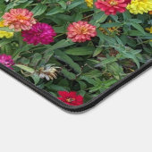 Farbenfrohe Zinnia Garden Schreibtischunterlage (Ecke)