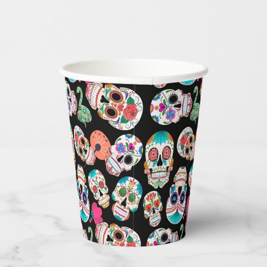 Farbenfrohe Zuckerkulturen auf schwarzem Halloween Pappbecher (Rechts)