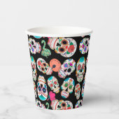 Farbenfrohe Zuckerkulturen auf schwarzem Halloween Pappbecher (Vorderseite)